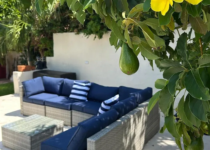 Tranquil Roomy Getaway Close To City